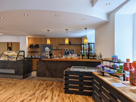 Die „Gastronomie an der Wewelsburg“ ist ab sofort wieder geöffnet. Das Kreismuseum Wewelsburg findet mit „Genuss & Gastronomie in OWL“ einen neuen Betreiber für die Museumsgastronomie.